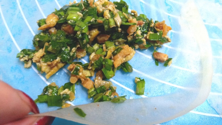 薄皮虾米鸡蛋韭菜盒子,揭开后,铺开放入馅