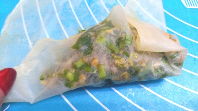 薄皮虾米鸡蛋韭菜盒子,向前卷一下,在把两边折起