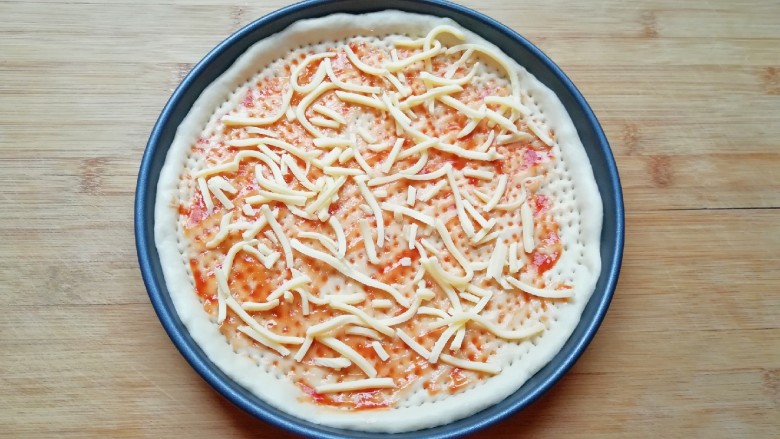 培根肉披萨,在饼底涂上一层<a style='color:red;display:inline-block;' href='/shicai/ 699'>番茄酱</a>，撒上一层<a style='color:red;display:inline-block;' href='/shicai/ 61855'>马苏里拉芝士</a>。