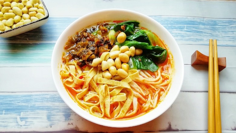 牛骨汤酸菜米线,放盐和鸡精,浇上浓浓的牛骨汤,放上<a style='color:red;display:inline-block;' href='/shicai/ 852'>辣椒油</a>。