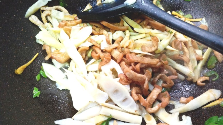 咸菜肉丝儿炒笋,加入笋和咸菜,翻炒片刻