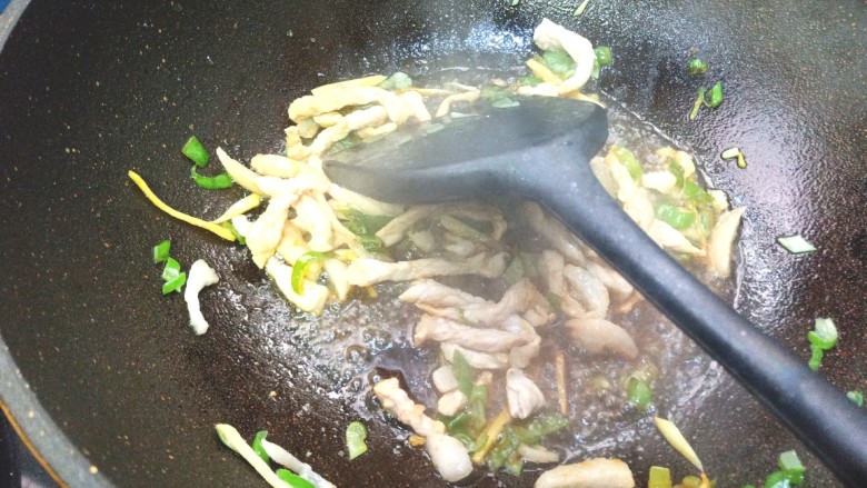 咸菜肉丝儿炒笋,加入<a style='color:red;display:inline-block;' href='/shicai/ 788'>生抽</a>,翻炒均匀