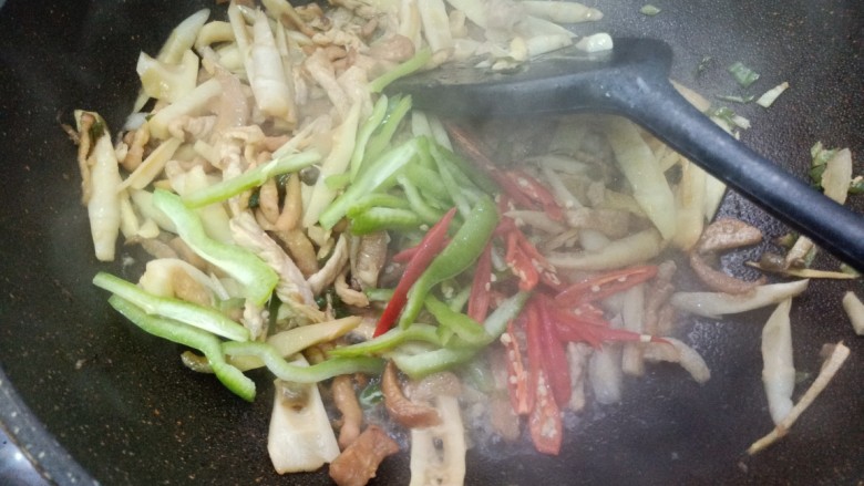 咸菜肉丝儿炒笋,下入青椒米辣,加入盐,<a style='color:red;display:inline-block;' href='/shicai/ 717'>味精</a>翻炒均匀出锅装盘。