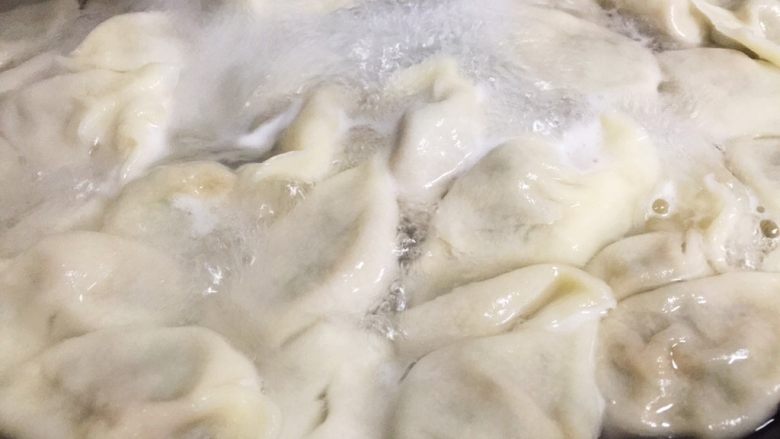 猪肉秋葵馅水饺,全部包完,水开煮熟饺子