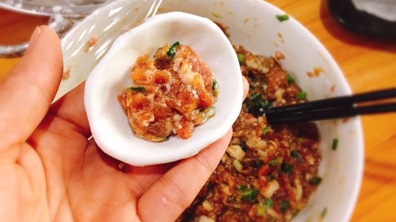 家乡美食+汤煮元宵,取适量糯米面团,搓成碗状,放入肉馅