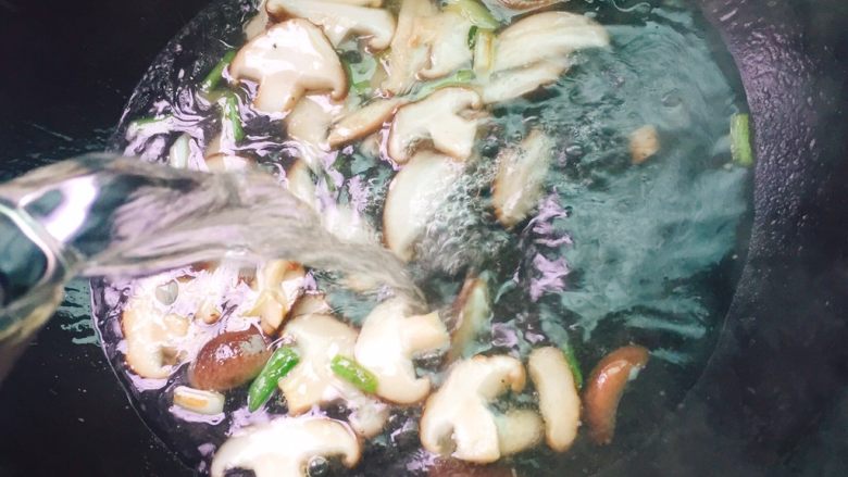 家乡美食+汤煮元宵,注入清水,盐