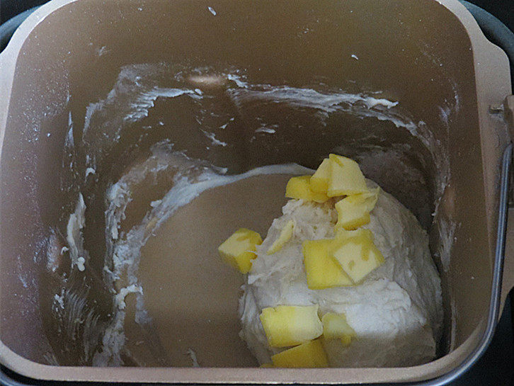 可爱滴迷你小面包~【土豆香葱餐包】,这时面团比较沾粘,不用管它,加<a style='color:red;display:inline-block;' href='/shicai/ 887'>黄油</a>继续选择和面程序20分钟