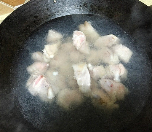 麦香红烧猪蹄,带筋猪蹄用水焯一下,煮出浮沫血水,捞出沥干待用;