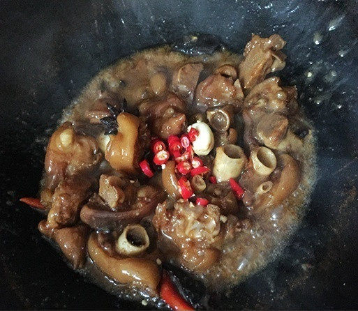 麦香红烧猪蹄,大火收汁,加少许盐、辣椒即可;