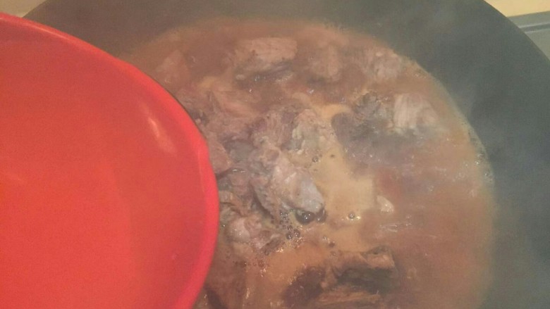 糖醋小排,倒入锅中,