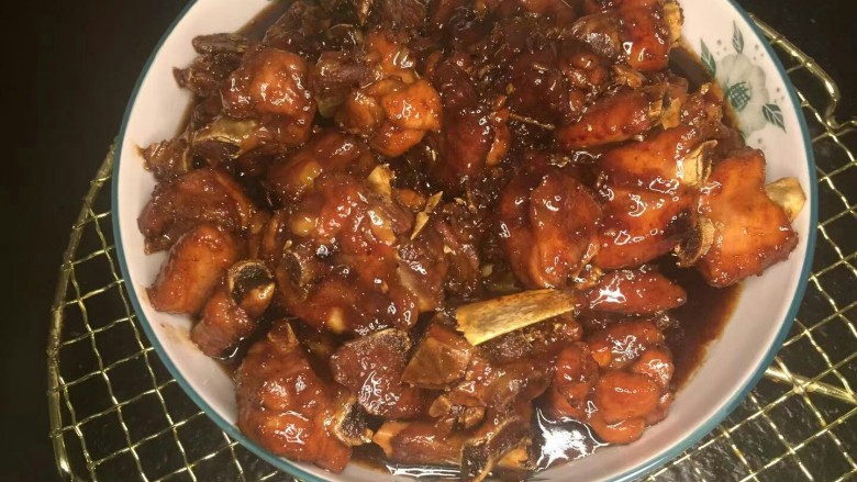 糖醋小排,就可以出锅啦,酸甜可口。令人食指大动。