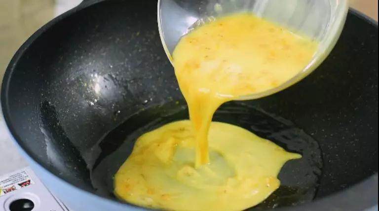 必胜客里有披萨,苏北有跑蛋,味道不比披萨差,热油锅,倒入鸡蛋液