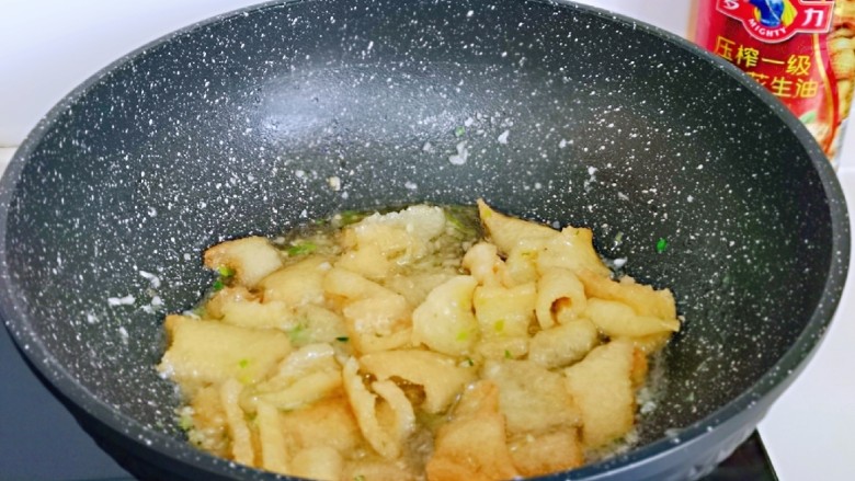 金牌肉皮炒木耳,再加入一小勺纯净水,中小火焖煮2分钟。
1