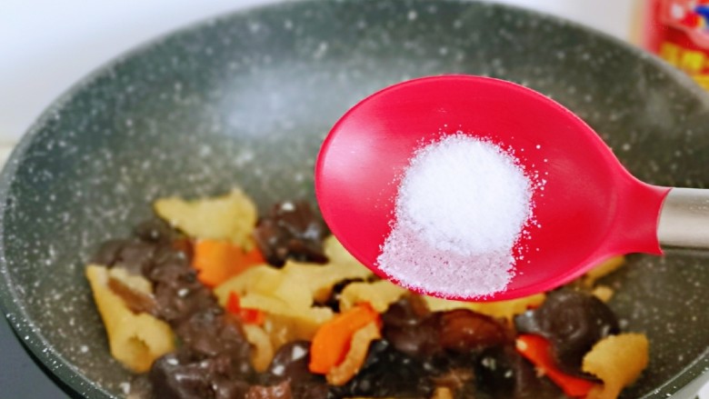 金牌肉皮炒木耳,按个人口味加入盐,翻炒均匀。
