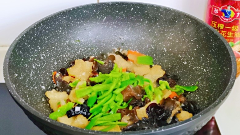 金牌肉皮炒木耳,加入提前切好的<a style='color:red;display:inline-block;' href='/shicai/ 61'>青椒</a>丝,中小火翻炒2分钟。