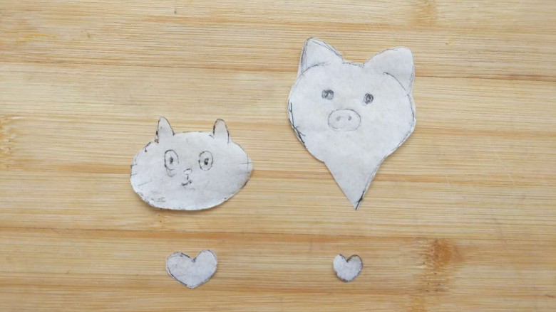 做我的小猪猪好吗?这样烤吐司。,首先要在纸片上先画出吐司上要印的图案,然后剪下来。
