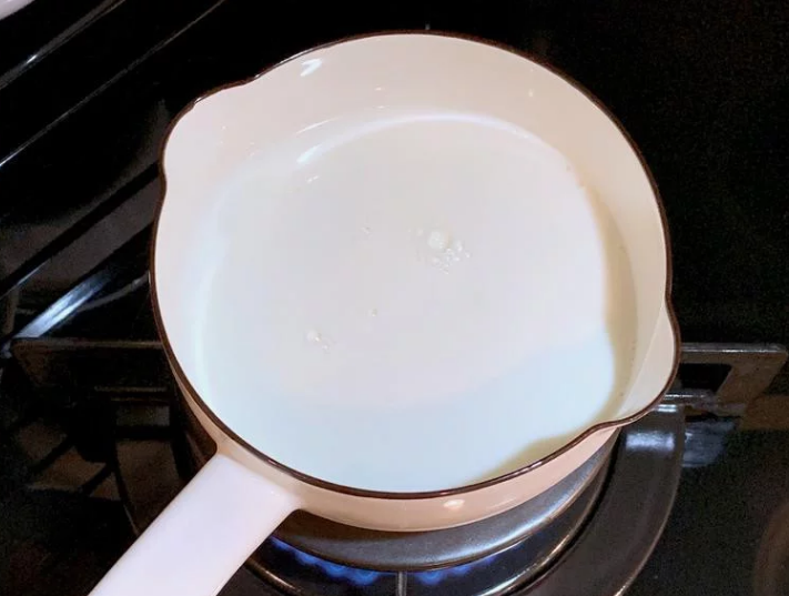 草莓牛奶布丁,牛奶和糖一起入锅,小火一面加热一面搅拌,煮至快要沸腾就可以关火。