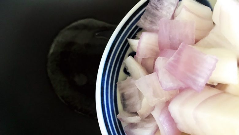 芽芽私房菜~咖喱鸡翅中,待锅内油七分热时下洋葱