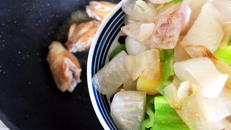 芽芽私房菜~咖喱鸡翅中,加入之前炒好的洋葱土豆泡椒