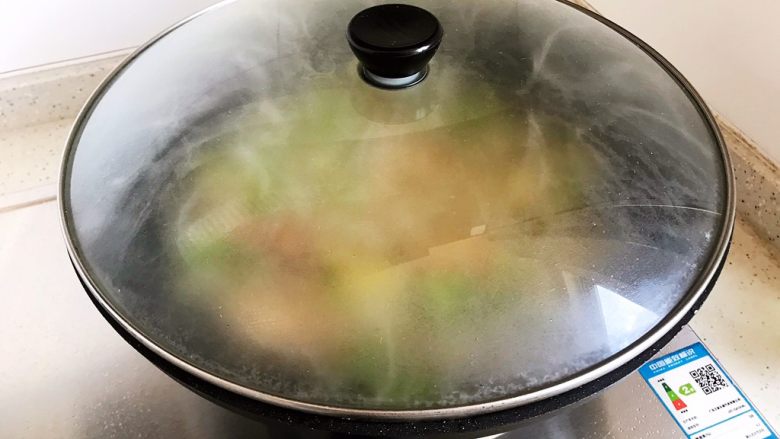 芽芽私房菜~咖喱鸡翅中,大火烧开之后盖上锅盖,转中小火,煮15分钟