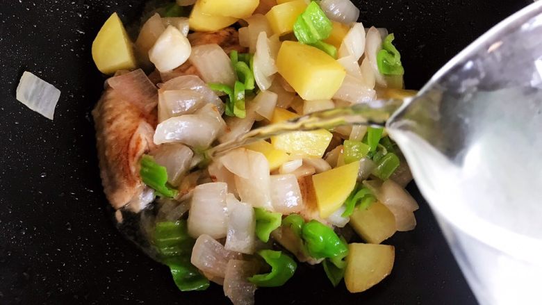 芽芽私房菜~咖喱鸡翅中,加适量清水