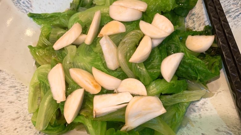 白灼生菜,蒜切块，铺在生菜上