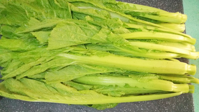 猪肉炖春菜,<a style='color:red;display:inline-block;' href='/shicai/ 6491'>春菜</a>洗干净,滤干水分