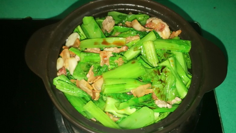 猪肉炖春菜,全部倒进砂锅里,加适量开水,两汤匙<a style='color:red;display:inline-block;' href='/shicai/ 692'>酱油</a>