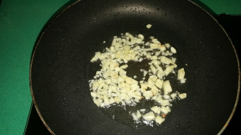 娃娃菜头炒肉,锅里的油无需再添加,放入蒜蓉炒香