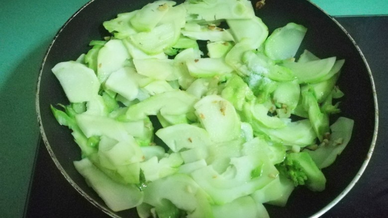 娃娃菜头炒肉,加入适量的盐,翻炒入味