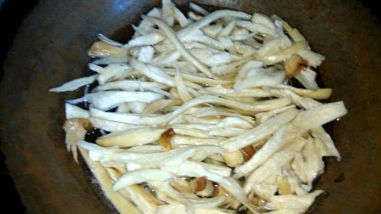 炝拌杏鲍菇,锅中放入适量清水 ,放入杏鲍菇,烧开几分钟