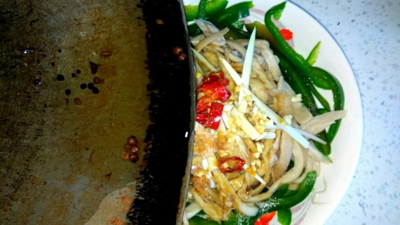 炝拌杏鲍菇,把花椒油浇到干红辣椒葱蒜上,发出“嗞拉”的响声,冒出香味