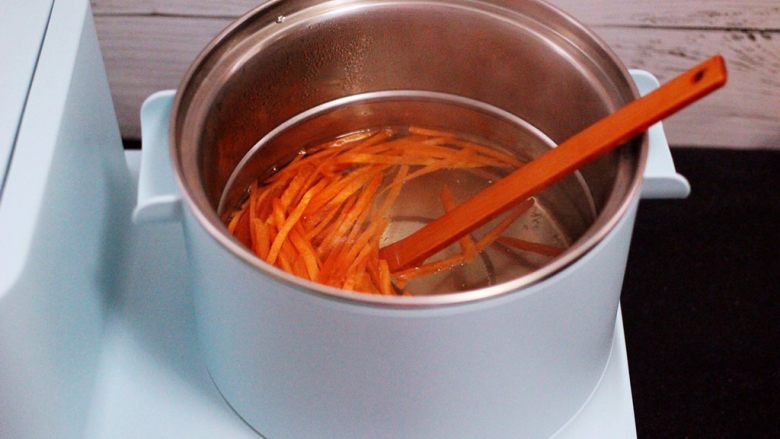 家常辣炒土豆丝,放入适量的盐,把胡萝卜丝进行焯水 ,看见胡萝卜丝变软捞出沥干水分备用。