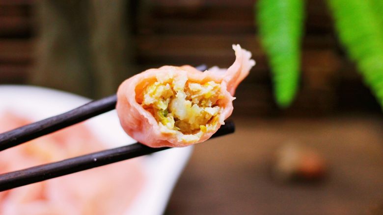 酸菜猪肉粉嫩饺子,酸爽可口的酸菜猪肉饺子太好吃了,老公一盘不够吃。