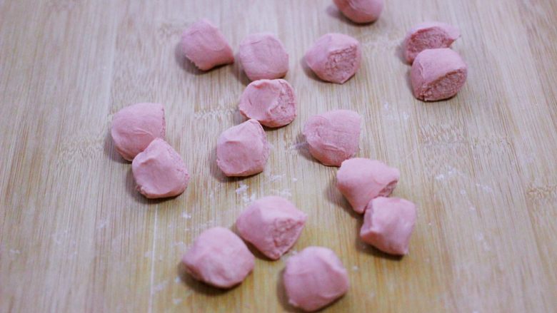 酸菜猪肉粉嫩饺子,静置好的面团排气揉匀后,用手搓成长条后,用手揪成大小一致的剂子。