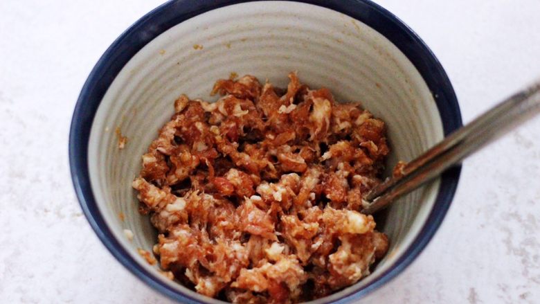 酸菜猪肉粉嫩饺子,把所有的调料和食材混合均匀后,用筷子顺时针方向搅拌上劲后。