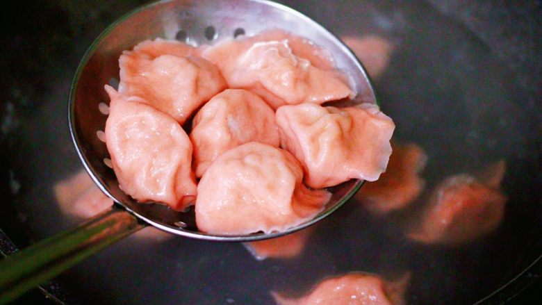 酸菜猪肉粉嫩饺子,大火煮沸后点少许清水,反复3次,看见所有的饺子都漂浮在水面上即可关火,把煮熟的饺子捞出沥干水分即可。