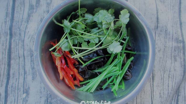 凉拌木耳,锅中放水,水开后,放入芹菜焯10s捞出放入盆里,加入香菜、红椒、芹菜段