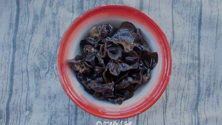 凉拌木耳,干木耳提前泡发,一般两小时,泡发泡涨即可,泡太久反而容易产生毒素。