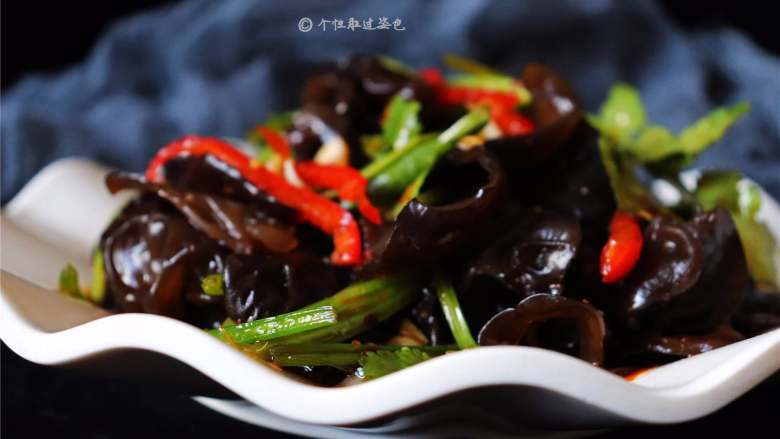 凉拌木耳,这道木耳口感爽脆、酸辣味很是开胃呢~
