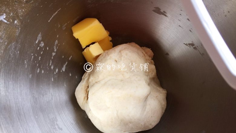 全麦蔓越莓坚果软欧,至扩展,把黄油放入,再搅5分钟。