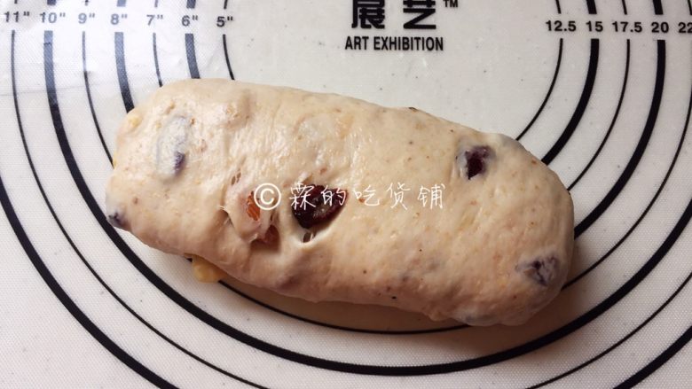 全麦蔓越莓坚果软欧,把收口朝下,面团再次放在温暖的地方进行二发,大约30分钟左右。