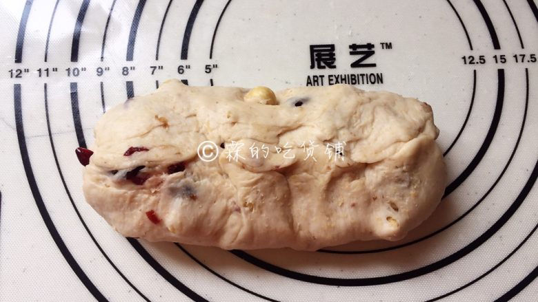 全麦蔓越莓坚果软欧,四个角分别对折,收口处捏牢。