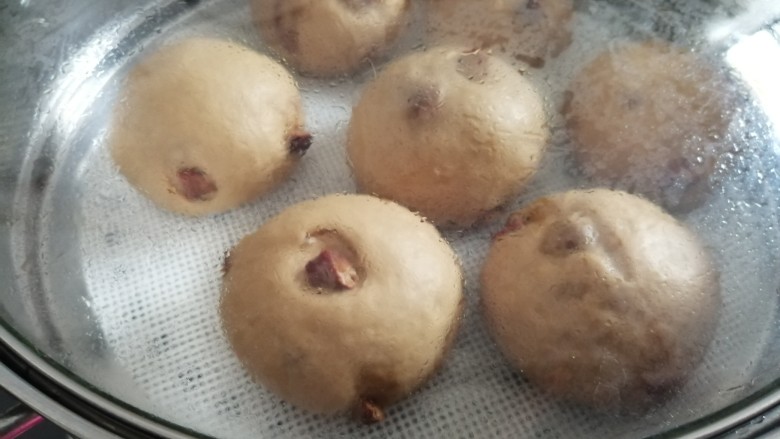 红糖红枣馒头,冷水上锅蒸,待水烧开后转中小火蒸15分钟左右,时间到关火,继续焖3-5分钟再揭锅盖