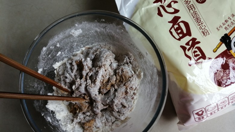 红糖红枣馒头,将红糖酵母水倒入面粉里,用筷子搅拌成絮状