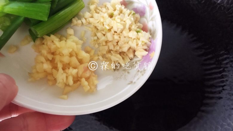 能多吃一碗饭的 水煮肉片,起油锅,放入姜蒜和大蒜。