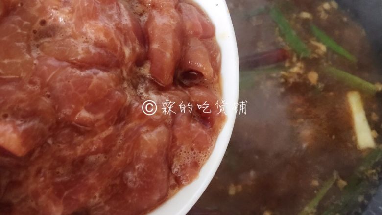 能多吃一碗饭的  水煮肉片,烧开后，把肉片放入烫熟。