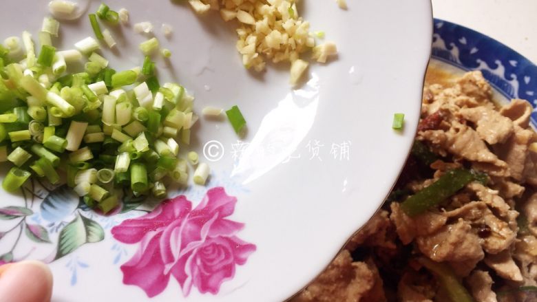 能多吃一碗饭的 水煮肉片,再在上面码上葱花和蒜末。
