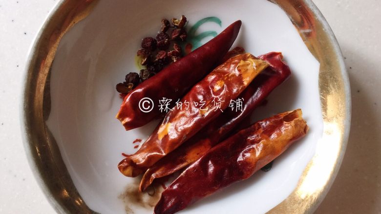 能多吃一碗饭的  水煮肉片,再根据个人口味，准备好<a style='color:red;display:inline-block;' href='/shicai/ 86474'>干辣椒</a>和<a style='color:red;display:inline-block;' href='/shicai/ 700'>花椒</a>。