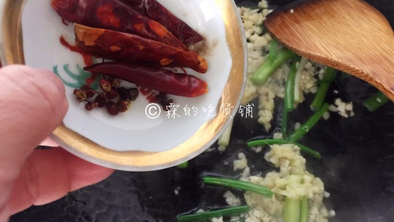能多吃一碗饭的 水煮肉片,还有干辣椒和花椒,一起爆香。